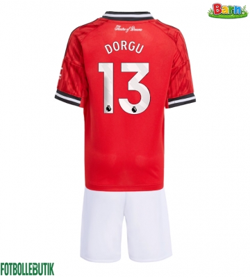 Manchester United Patrick Dorgu #13 Hemmaställ Barn 2025-26 Kortärmad (+ Korta byxor)